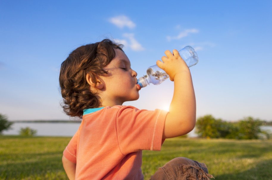 Consejos para que nuestros hijos amen tomar agua - Quality Water