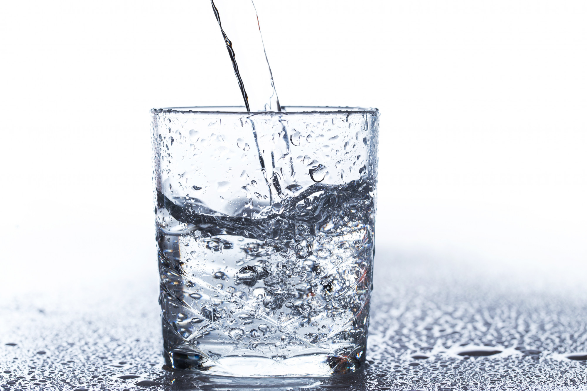 4 grandes beneficios para la salud de beber agua con gas - Quality Water