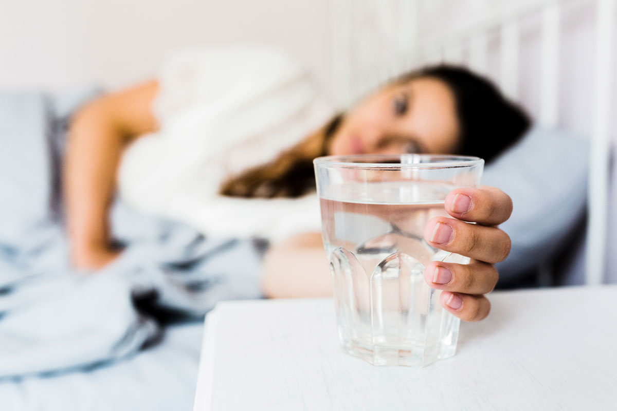 Питьевое отравление. Стакан воды на постели. Женщина со стаканом воды. Стакан воды у кровати. Обильное питье картинка.
